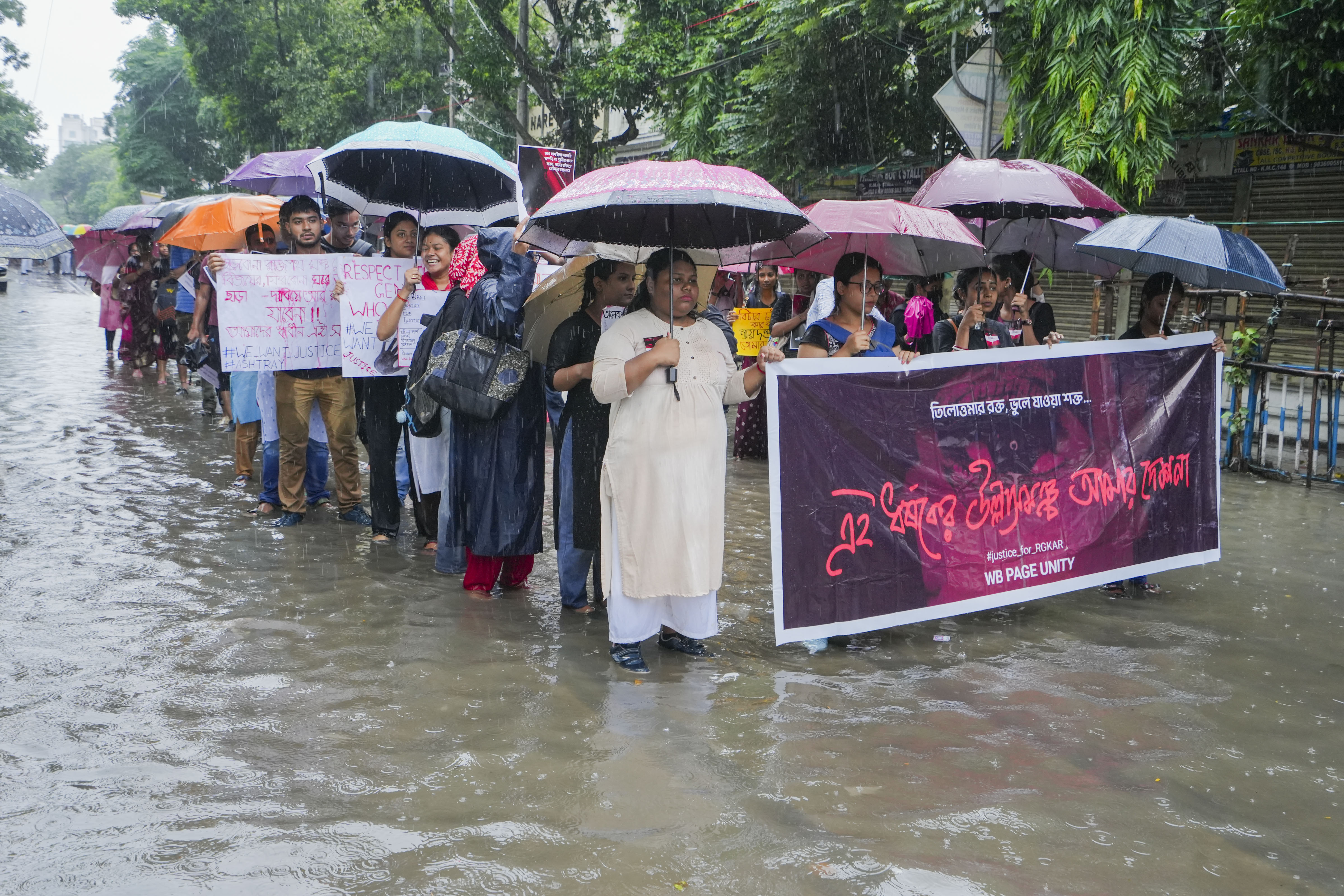 https://salarnews.in/public/uploads/images/newsimages/maannewsimage18082024_160520_kolkata doc strike.jpg